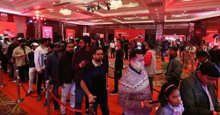 কাছ থেকে একনজর বিশ্বকাপ ট্রফি দেখতে উপচেপড়া ভিড়